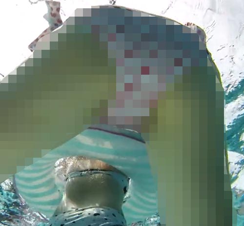 水着を下から